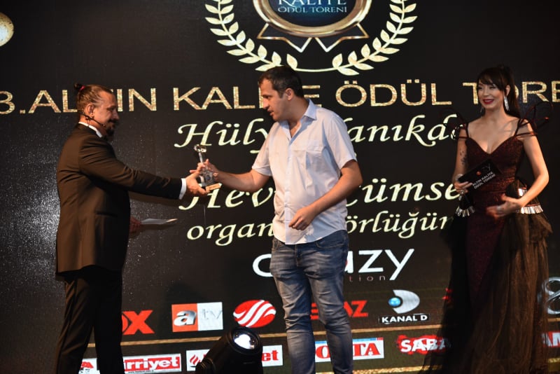 Magazin gazetecisi Sedat Sarıkaya’nın ödüllerle dolu başarı hikayesi!