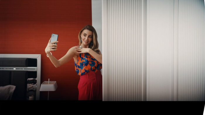 Özge Ulusoy Yeni Reklam Filminde Selfie’lere doyamadı!