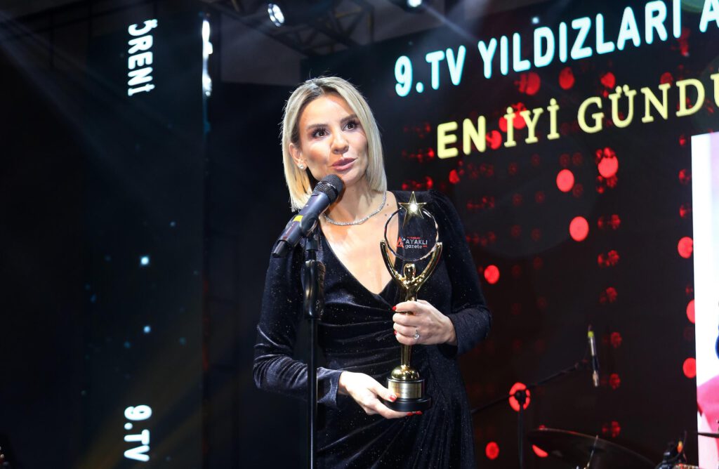 Ayaklı Gazete ödül töreninde Esra Erol’a iki ödül