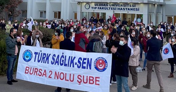 Türk Sağlık Sendikası’ndan Alkışlı Protesto! Tıp Fakültesi Önünde Sağlıkçılar; “Hakkımızı İstiyoruz!”