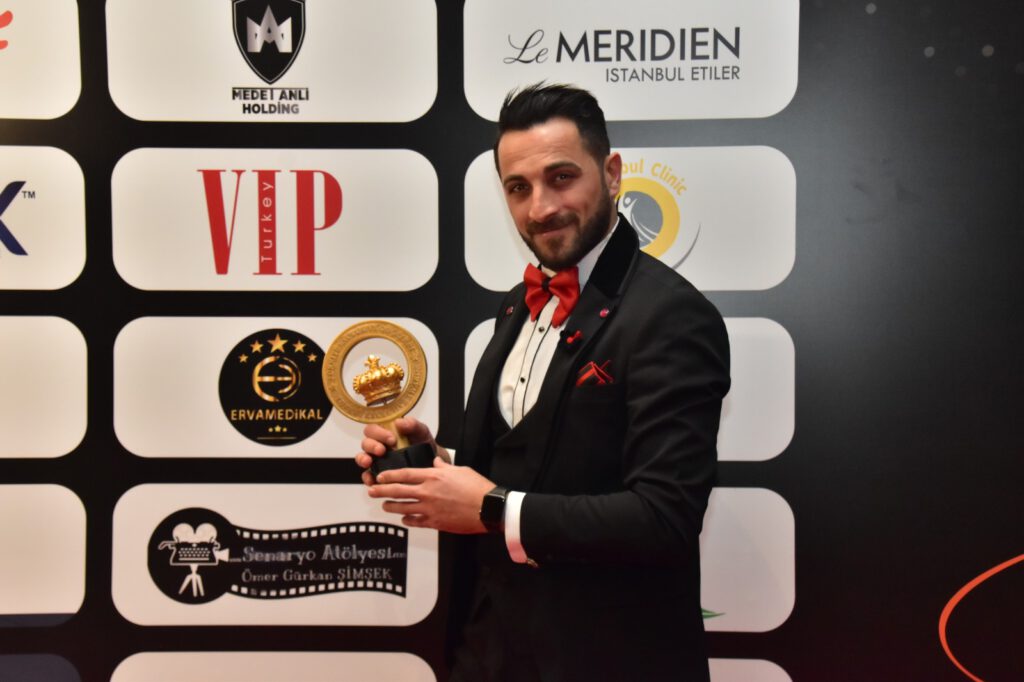 Ünlü senarist Ömer Gürkan Şimşek, ‘Yılın En Başarılı Senaristi’ ödülünü aldı!