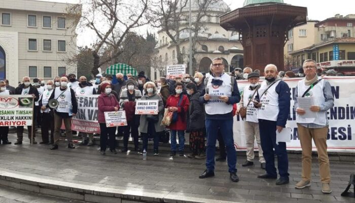 Emekli maaşlarına yapılan zamlar Bursa’da protesto edildi