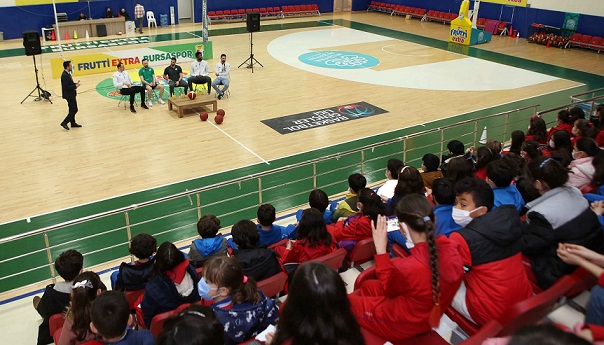 Bursasporlu basketbolcular çocuklarla buluştu