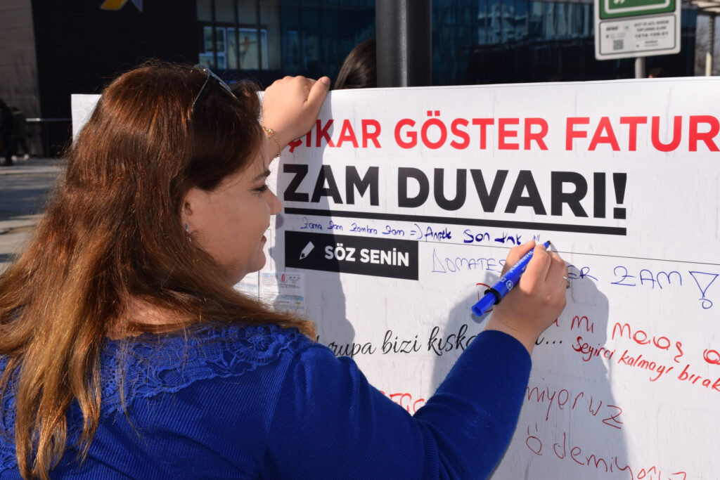 CHP’li Gençler Bursa’da zam duvarı hazırladı, Tarkan’ın şarkı sözü slogan oldu