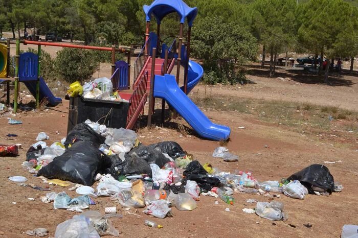 Parklardaki Oturma Gurupları Kırılıyor, Sokaklardaki Çöp Konteynerleri Tekmeleniyor!