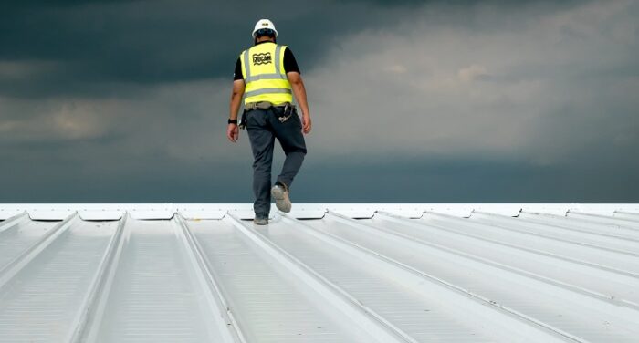 Eski çatılar bu bahar İzocam Tekiz yalıtımlı çatı panelleri ile yenileniyor