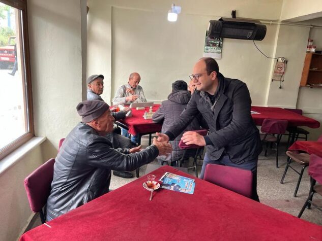 Zonguldak milletvekili adayı Şanlıoğlu, kentte semt pazarını ziyaret etti; Kömürspor karşılaşmasını izledi