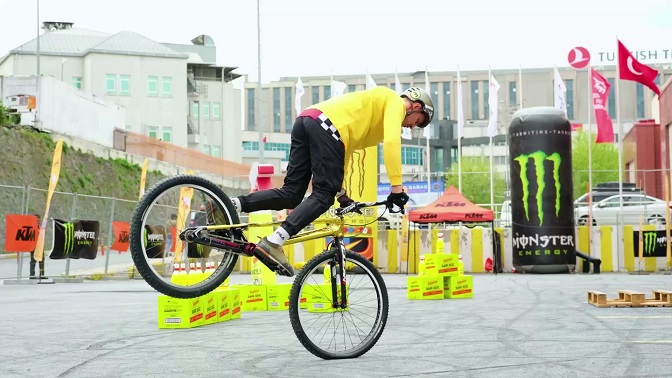 Asperox’tan hız tutkunlarına “Sarı Güçlü” destek!  Asperox, Motobike İstanbul Fuarı’nın hijyen sponsoru oldu