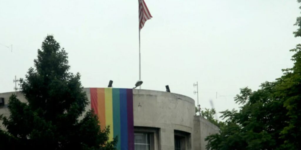 ABD Büyükelçilik binasına LGBTI paçavrasının asılması kabul edilemez