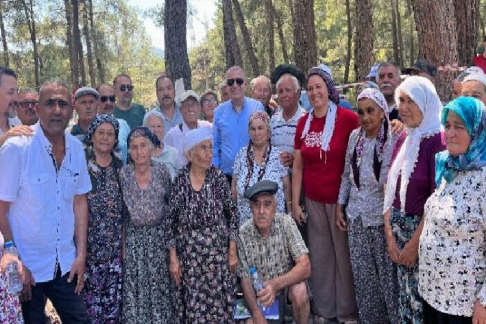 Prof. Dr. Ümit Özdağ, Muğla’nın Milas ilçesine bağlı İkizköy’deki Akbelen Ormanı’nda basın açıklaması yaptı.