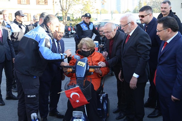 Yerli mobilya markası, Kayseri’de 150 engelliye akülü araç bağışladı