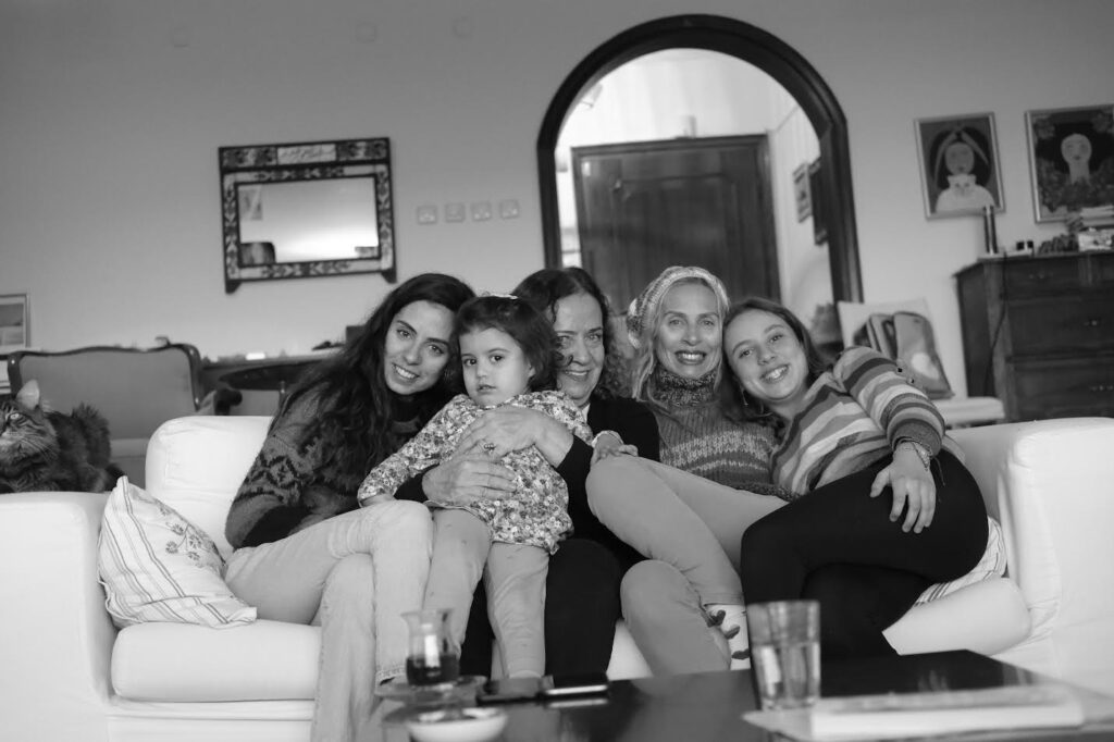 ZEYNEP CASALİNİ annesi, kızları ve torunu ile fotoğrafını paylaştı