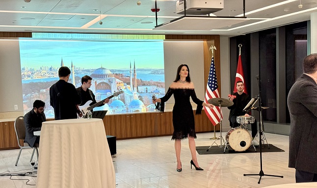 Ayça Varlıer Newyork’ta Türk Konsolosluğunda şarkılarla herkesi kendine hayran bıraktı.