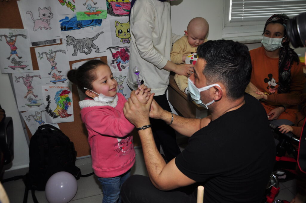 Kanser hastası  çocuklara YASAV morali   YASAV’ın iyilik melekleri  kanserli çocukların  yüzünü güldürdü