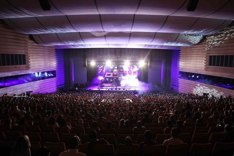 GÖKHAN ÖZEN’in Ankara konserinde yer yerinden oynadı < Annesi konseri izledi, seyircilerin arasına indi.