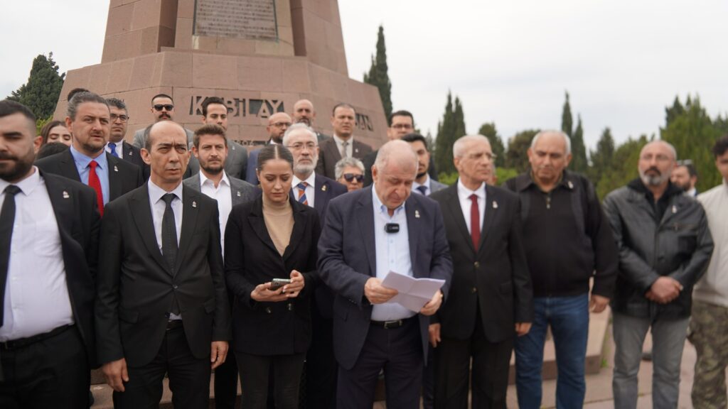 İzmir Menemen’de Şehit Kubilay Anıtı’nda Zafer Duruşu!