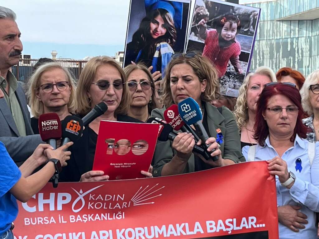 CHP BURSA İL KADIN KOLLARI KATLEDİLEN KADINLAR İÇİN MEYDANLARDA