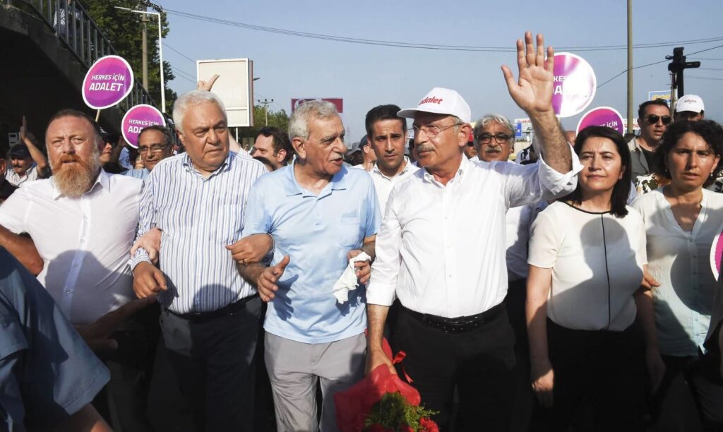 TBMM ASLİ GÖREVİNİ YAPMALI VE DAHA FAZLA GÜVENLERİ SARSMAMALIDIR.  AYRICA KİRLİ AKAN SUDA DEFALARCA YIKANILMAZ… SAYIN KEMAL KILIÇDAROĞLU’DA  YALNIZ DEĞİLDİR.