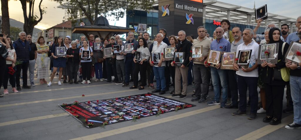 10 EKİM KATLİAMINI UNUTMAYACAĞIZ, UNUTTURMAYACAĞIZ!   Karanfillerimize Sözümüz Var  Emek, Demokrasi ve Barış Mücadelesi Kazanacak!