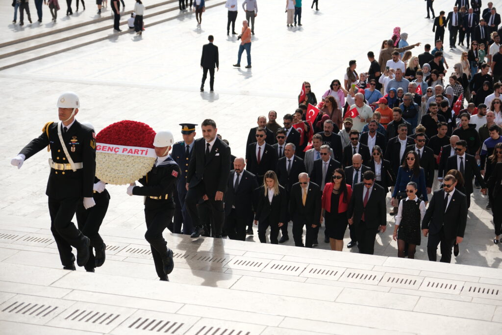 Uzanlar bayrağı devretti: Genç Parti’nin yeni kadrosundan Anıtkabir’e ziyaret!