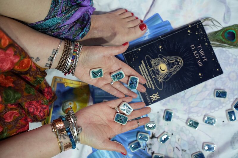 Astrolog Gamze Ersöyler’dan Yeni Çıkan “Tarot El Kitabı” ile Sembolik Dünyaya Yolculuk!