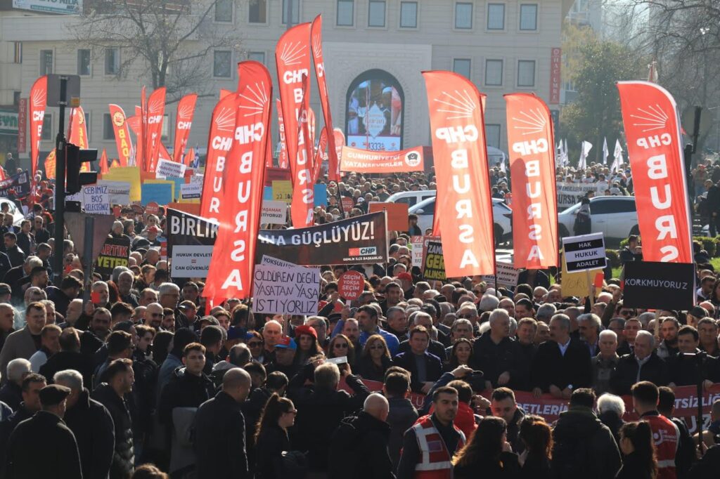 CHP BURSA VE BURSA HALK DAYANIŞMASI’NDAN GÖRKEMLİ MİTİNG: AÇLIĞA, YOKSULLUĞA, SEFALET ÜCRETLERİNE, ADALETSİZLİĞE HAYIR!