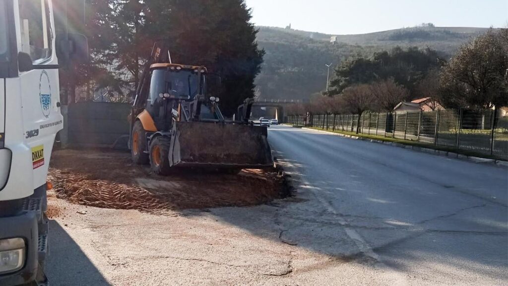 Gemlik Belediyesi’nden asfalt ve kaldırım atağı