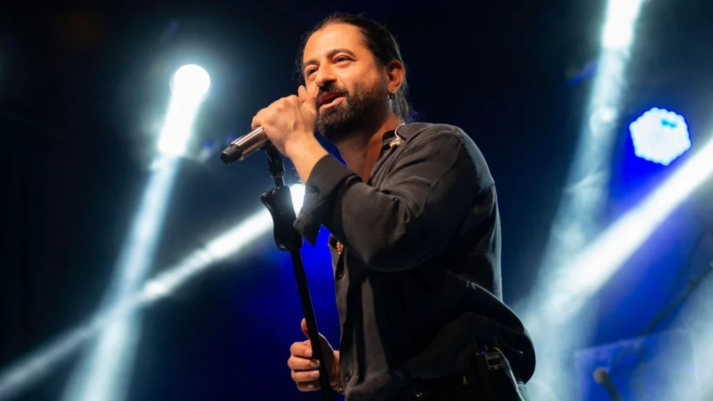 Koray Avcı’dan Duygusal Konser: “Babamın Yelkenlisinde Yaşıyorum”