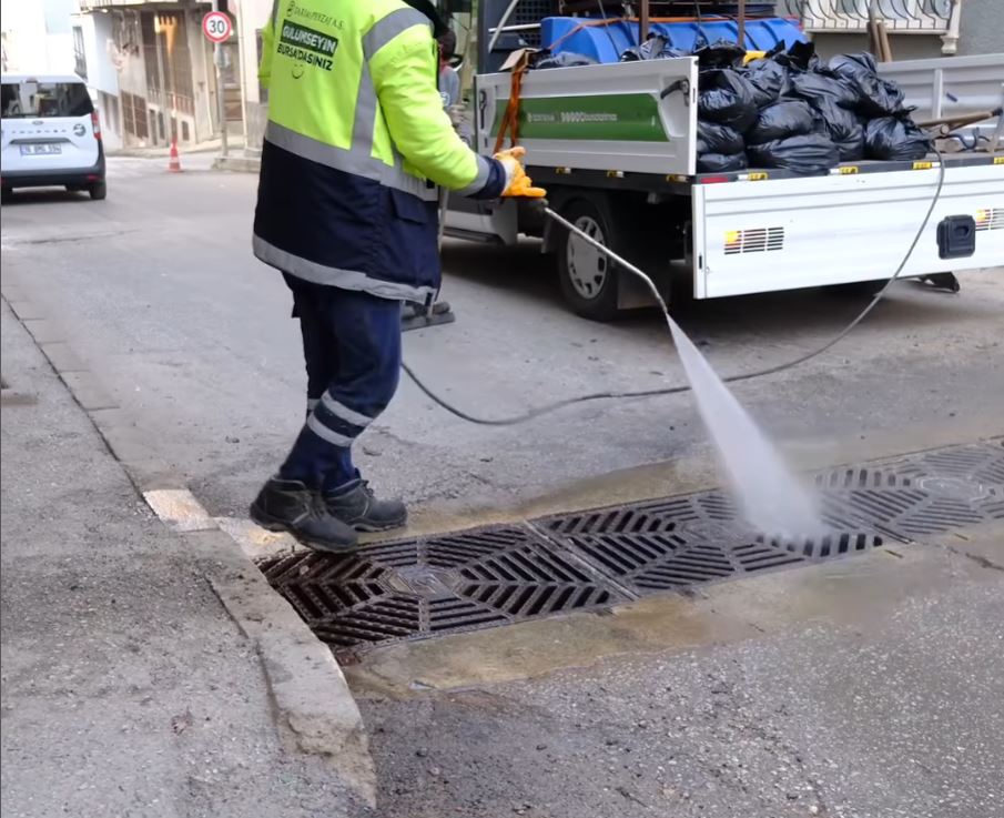 Büyükşehir’den sorunsuz altyapı için ızgara temizliği