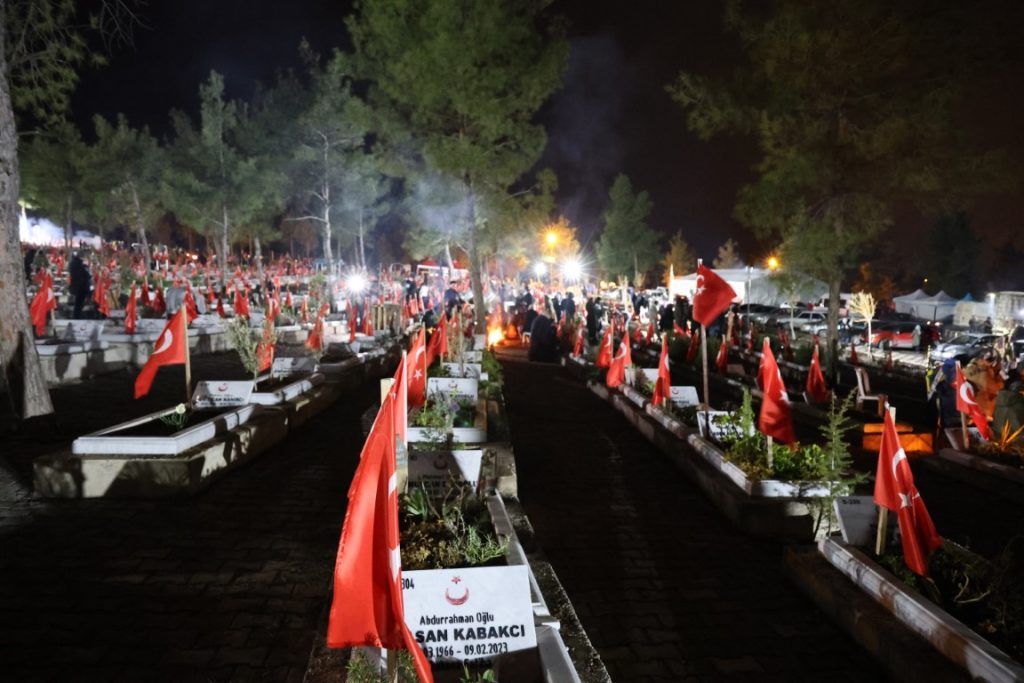 TATLIDER DEPREM ŞEHİTLERİNE SULTANGAZİ’DE KURAN OKUTTU!