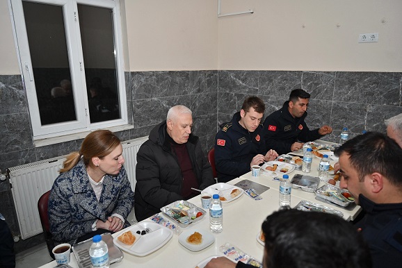 Başkan Bozbey, sahuru gençlerle yaptı