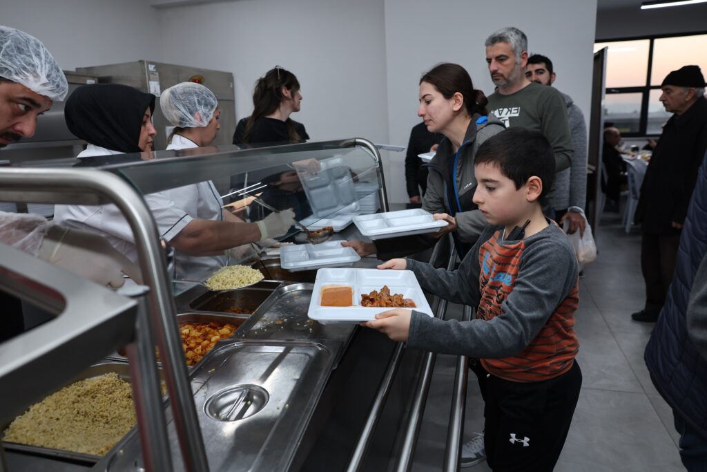 Nilüfer’de iftar sofraları dayanışmayı artırıyor