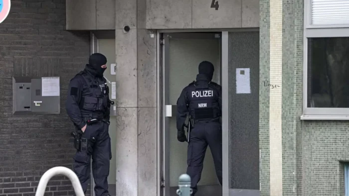 Köln Bickendorf’da Yaşlı Kadına Dolandırıcılık ve Hırsızlık Şoku