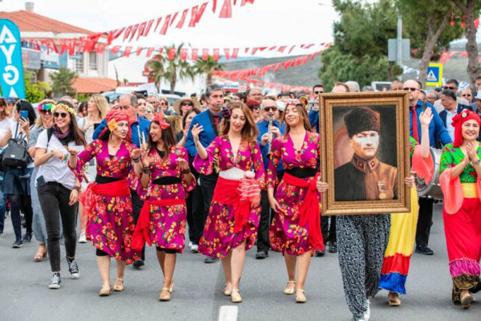 BERKAY, SİMGE ve MURAT DALKILIÇ’LA ALAÇATI OT FESTİVALİ     ALAÇATI OT FESTİVALİ’NDE LİMON KOYİÇİ’NE YILDIZ YAĞMURU!