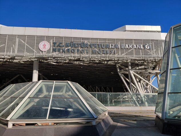 Antalya’da Tarihi Müze Alanında Tepki Çeken Görüntüler: Kuş Ölümleri Endişe Yaratıyor