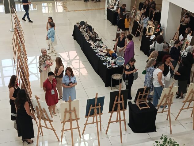 Taşların Dilinde Kadının Hikâyesi: “Bin Parça Bir Kadın” Sergisi Bursa’da Açıldı