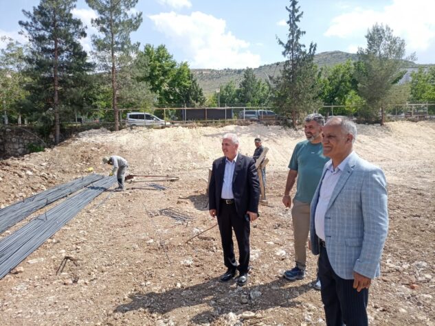 GERCÜŞ’E YENİ VİZYON: ÇOK AMAÇLI İLÇE MEYDANI ÇALIŞMALARI HIZLA DEVAM EDİYOR
