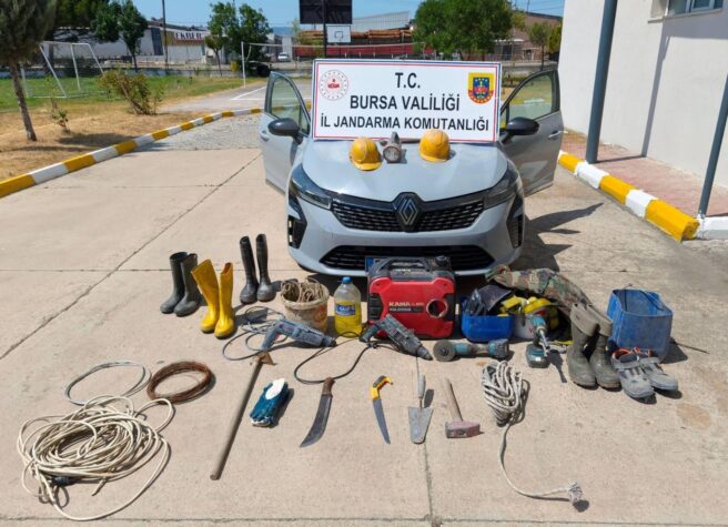 Bursa’da Antik Roma Mezarları Sit Alanında Kaçak Kazıya Suçüstü: 35 Metrelik Tünelde 5 Şüpheli Yakalandı