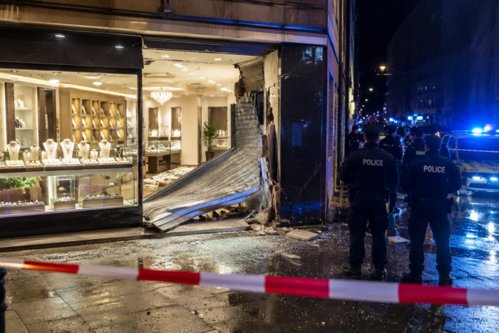 Hamburg’da İş Yerinin Açılışı Sırasında Soygun Girişimi: 20 Yaşındaki Çalışan Şoke Oldu, Şüpheli Kaçtı