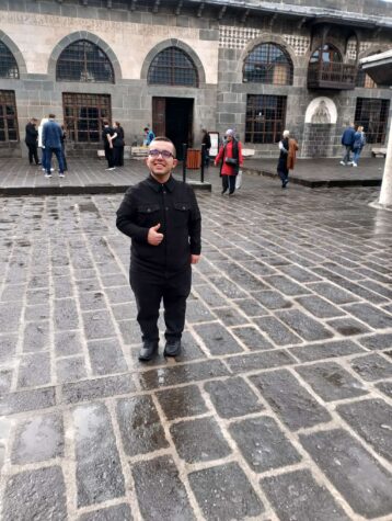 Bolulu Fenomen Yavuz Selim Ak, Diyarbakır Ulu Camii’nin Tarihî Atmosferini Keşfetti