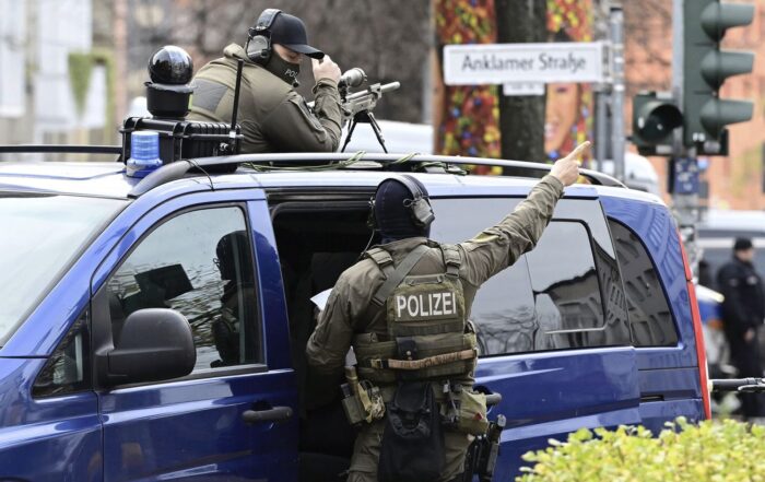 HAMBURG’DA SIĞINMACI YURDUNA SOSYAL YARDIM SORUŞTURMASI: 200 POLİSLE OPERASYON