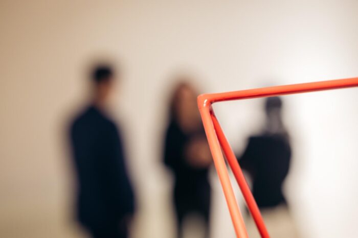 Nermin Ülker’in “Dört Köşeli Üçgen: Yerini Bulamamış Cümlelerin Anıtları” Adlı Sergisi Black Light Gallery’de Ziyarete Açıldı